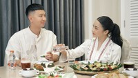 Pasangan yang menikah tahun 2020 ini tampaknya sering menghabiskan waktu berkualitas di meja makan. Tentu momennya makin lengkap saat ditemani banyak suguhan enak.  Foto: Instagram nikitawillyofficial94