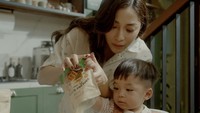 Nikita Willy dikenal dengan pola asuhnya yang tanpa baby sitter. Salah satu kegiatan dia bersama Issa adalah membuat kue berdua seperti ini. Foto: Instagram nikitawillyofficial94