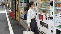 Ke Jepang rasanya tak lengkap kalau tidak ke pasar ikan Tsukiji dan berpose di depan vending machine yang ikonik. Begini gaya keren Nikita Willy. Foto: Instagram nikitawillyofficial94
