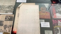 Dari koleksi musiknya yang fenomenal, cuplikan lagu-lagu dalam film, arsip foto-foto, lembar lirik lagu, hingga rekaman program radio yang pernah ia bintangi, semuanya dipamerkan dengan apik.  