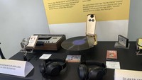 Setiap sudut pameran menawarkan pengalaman unik, termasuk spot-spot dengan headphone dan MP3 player yang bisa pengunjung pakai untuk mendengarkan langsung musik-musik karya Bang Ben.  