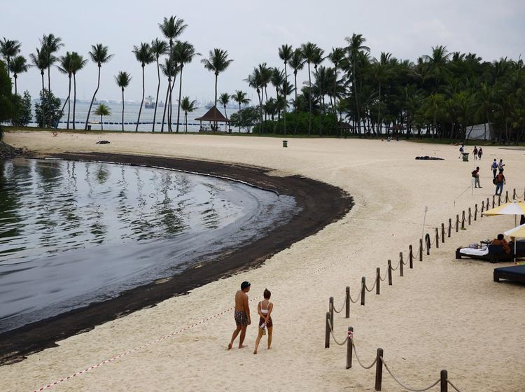 Pantai Sentosa Singapura Ditutup gegara Tumpahan Minyak, Begini Kondisinya