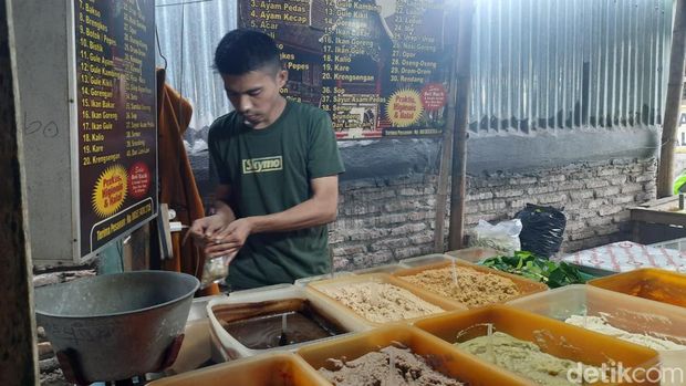 Pedagang bumbu giling di Pasar Setonobetek, Kediri.