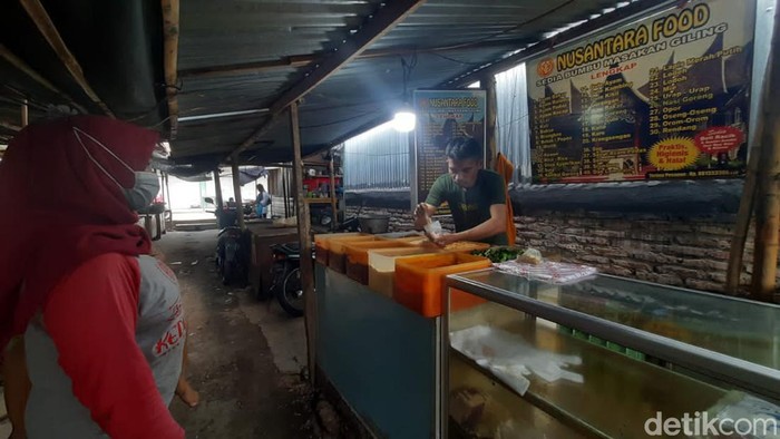Pedagang bumbu giling di Pasar Setonobetek, Kediri.
