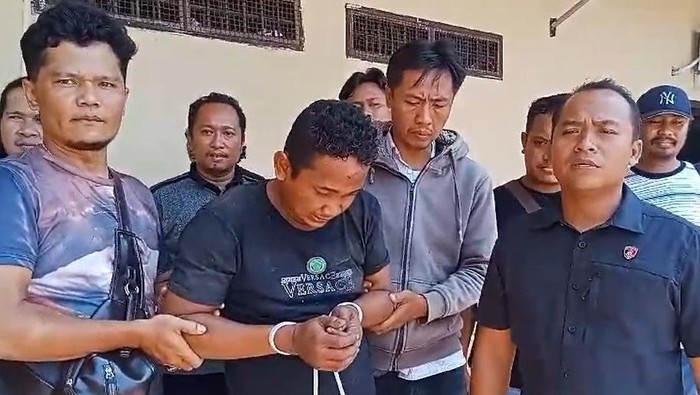 Pelaku (diborgol) saat diamankan di Polres Asahan. (Foto:Istimewa)