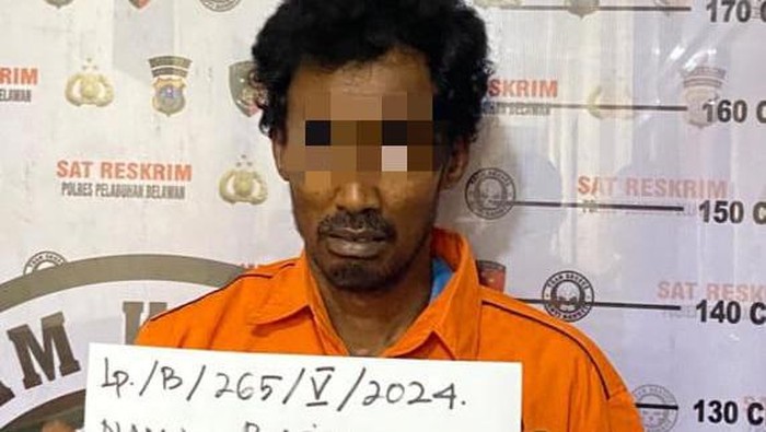 Pelaku Raju saat diamankan di kantor polisi. (Dok. Polres Pelabuhan Belawan)