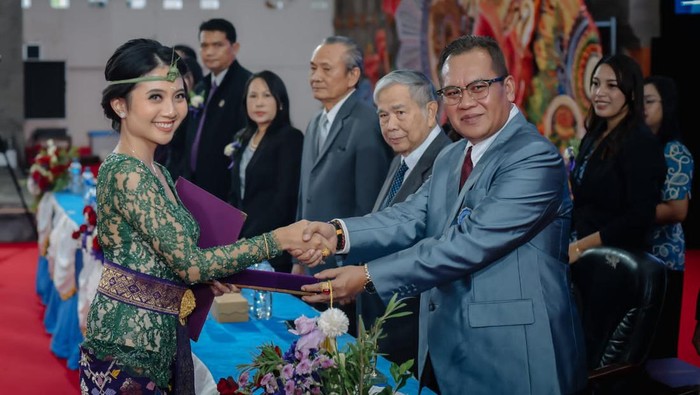 Pelantikan dan pengambilan sumpah dokter bagi 42 dokter muda angkatan pertama 2018 di Undiksha, Singaraja, Rabu (19/6/2024). (Foto: Undiksha)