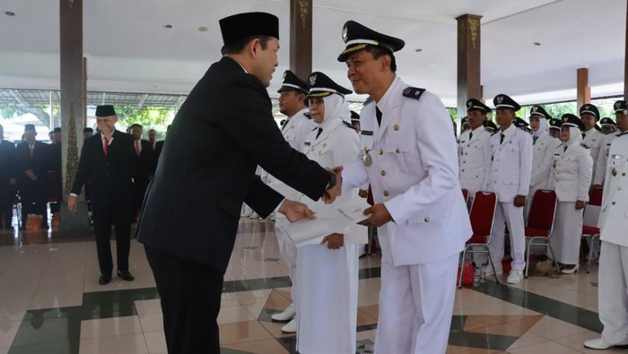 Pelantikan Pengukuhan dan Penyerahan Surat Keputusan Perpanjangan Masa Jabatan Kepala Desa di Kabupaten Wonogiri.