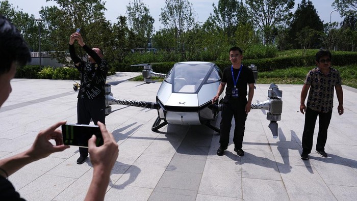 Penampakan Mobil Terbang XPeng X2 Mengudara di Beijing An engineer inspects the propellers of the electric flying car XPeng Voyager X2 by XPeng AeroHT, before a demonstration flight in Beijing, China June 18, 2024. REUTERS/Tingshu Wang