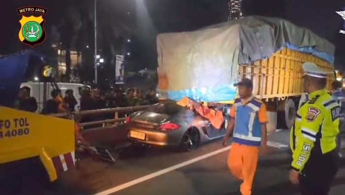 Porsche Terlibat Kecelakaan Fatal, Terseret Sejauh 150 Meter di Dekat Tol Kuningan