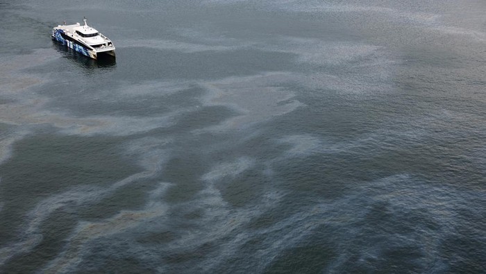 A view of an oil slick at Tanjong Beach in Sentosa, Singapore June 15, 2024. REUTERS/Edgar Su
