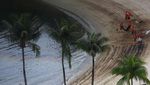 Penampakan Tumpahan Minyak Cemari Pantai di Singapura