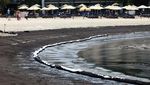 Penampakan Tumpahan Minyak Cemari Pantai di Singapura