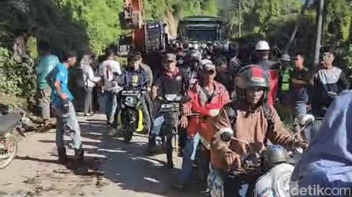 Pengendara antre di lokasi longsor di Tompo Ladang.