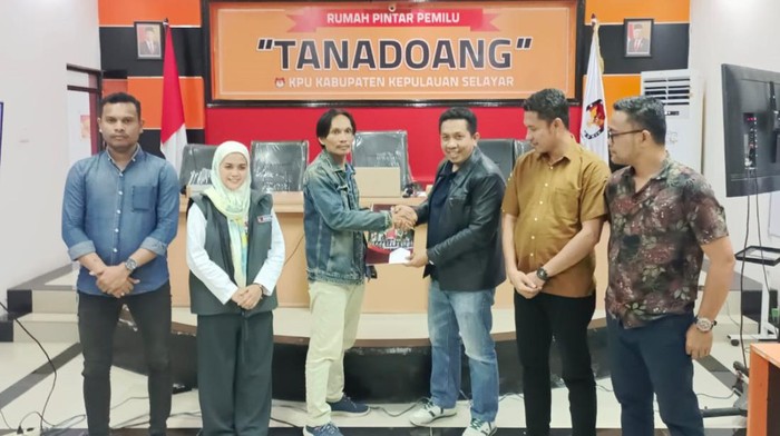 Penyerahan berita acara rekapitulasi hasil verifikasi administrasi perbaikan kesatu dokumen dukungan bakal pasangan calon independen Pilkada Selayar 2024, Abdul Rahman Masriat-Daeng Marowa, di Kantor KPU Selayar.