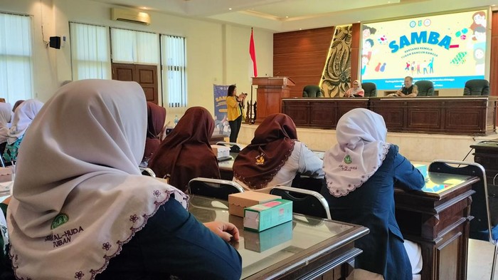 Penyuluhan kesehatan reproduksi atas kerja sama Unair dengan Dinkes Tuban.
