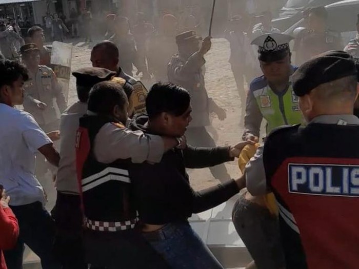 Petugas menghalau masa pendukung caleg PKS yang ricuh saat penghitungan suara ulang di kantor KPU Lombok Barat, NTB, Rabu (19/6/2024). (Foto: Humas Polres Lombok Barat)