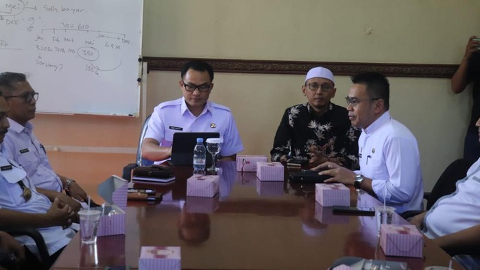 Pj Bupati Cirebon Wahyu Mijaya saat menerima audiensi serikat pekerja