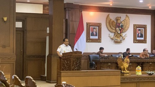 Pj Gubernur Bali Sang Made Mahendra Jaya saat menyampaikan pidatonya di rapat paripurna DPRD Bali di kantor DPRD Bali, Rabu (19/6/2024).