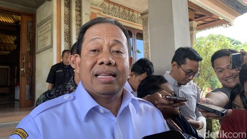 Pj Gubernur Bali Sang Made Mahendra Jaya saat diwawancarai di DPRD Bali, Denpasar, Rabu (19/6/2024).