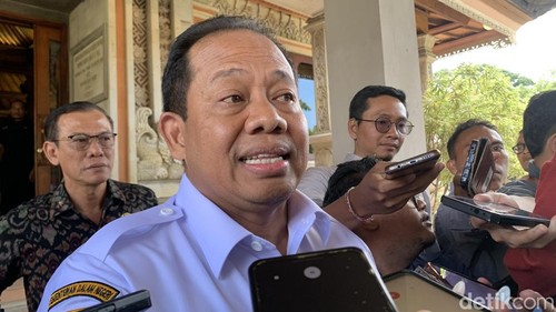 Pj Gubernur Bali Sang Made Mahendra Jaya saat diwawancarai di DPRD Bali, Denpasar, Rabu (19/6/2024).