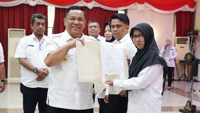 Pj Gubernur Riau, SF Hariyanto menyerahkan SK kepada pegawai PPPK di Pekanbaru. (Dok Diskominfotik Riau)