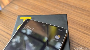 Kamera depannya diletakkan di bagian tengah atas layar. Foto: Virgina Maulita Putri/detikINET