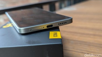 Di bagian bawah terdapat port USB-C yang diapit speaker dan slot kartu SIM. Foto: Virgina Maulita Putri/detikINET