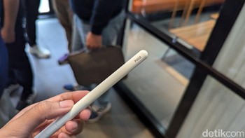 Stylus-nya berwarna putih dengan logo Poco. Foto: Virgina Maulita Putri/detikINET