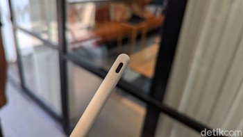 Salah satu sisi stylus ini diisi port USB-C untuk mengisi daya. Foto: Virgina Maulita Putri/detikINET
