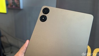 Bagian belakangnya terlihat polos dengan kamera belakang dan flash. Foto: Virgina Maulita Putri/detikINET