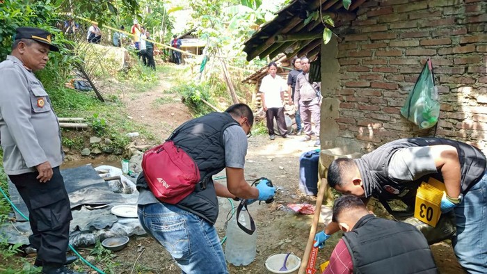 Polisi melakukan olah TKP pembunuhan di Karanggayam. Kebumen, Rabu (19/6/2024).
