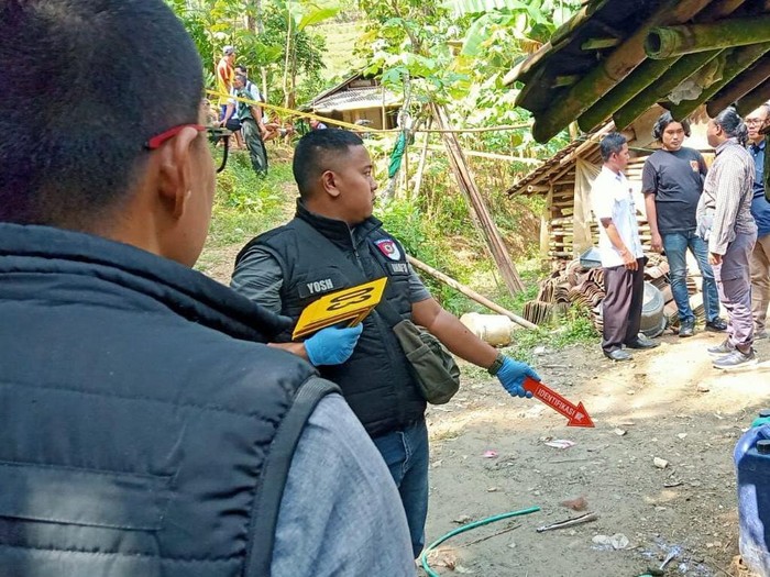 Polisi melakukan olah TKP pembunuhan di Karanggayam. Kebumen, Rabu (19/6/2024).