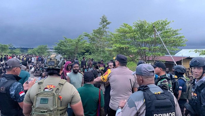 Polisi membubarkan bentrok 2 kelompok warga di Nduga.