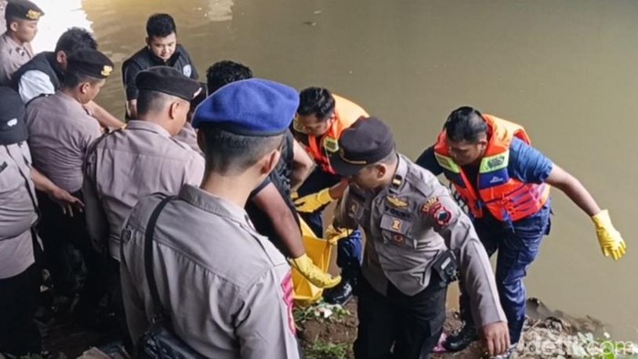 Polisi mengevakuasi jenazah remaja laki-laki yang ditemukan di Sungai Sambong, Kabupaten Batang, Rabu (19/06) pagi.