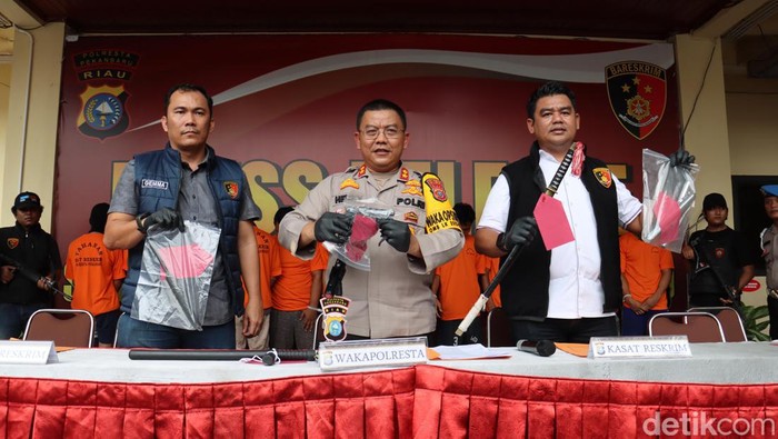 Polisi menunjukkan barang bukti hasil kejahatan (Foto: Raja Adil Siregar/detikSumut)