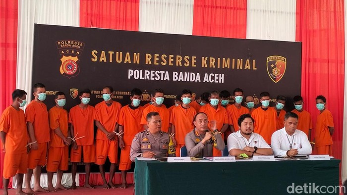 Polisi saat memaparkan kasus judi online (Agus Setyadi/detikcom)
