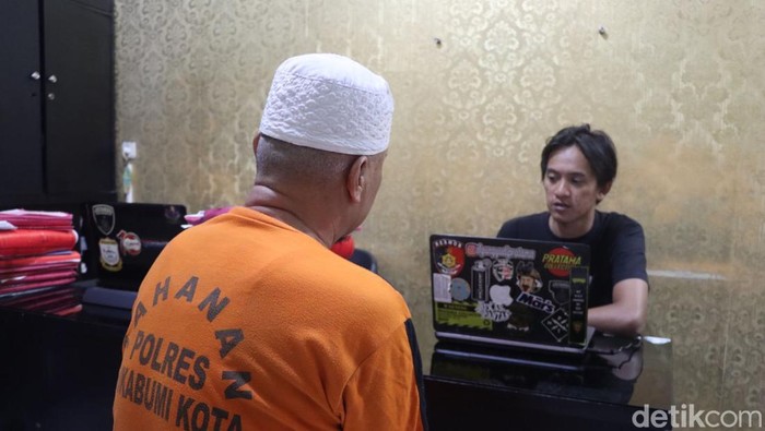 Polisi saat memeriksa Hendra Deriyana (58) yang menghajar MUA di Sukabumi
