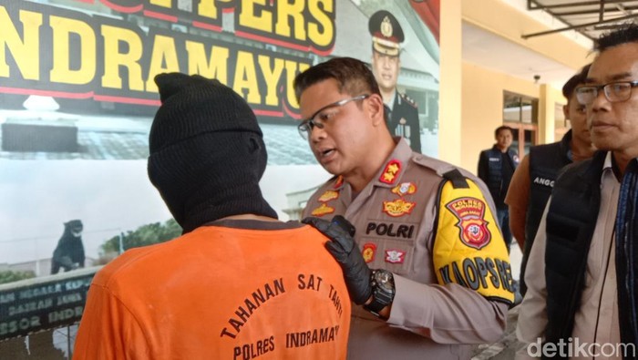 Polisi saat menginterogasi pengedar sabu di Indramayu