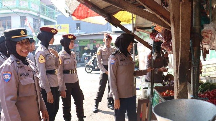 Polwan Polres Mojokerto Kota patroli di pasar