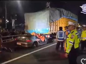 Porsche Tabrak Truk di Dekat GT Kuningan 2 Dini Hari Tadi, Pengemudi Tewas