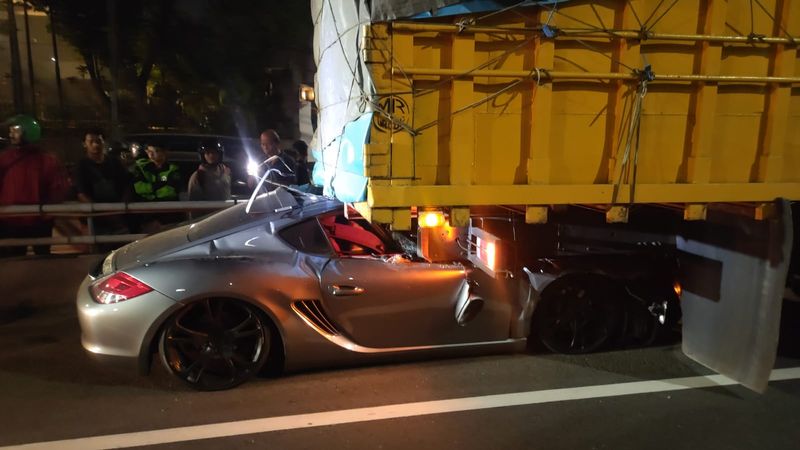 Porsche Tabrak Truk di Tol Dalam Kota, Pengemudi Tewas