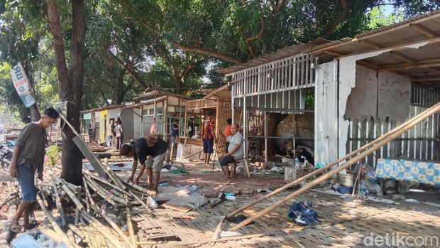 Potret bangunan liar di area Tanjungpura, Kecamatan Indramayu, Kabupaten Indramayu dibongkar secara mandiri oleh pemiliknya