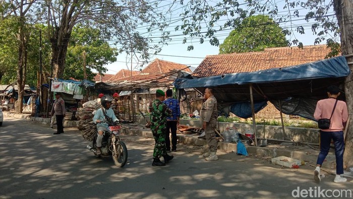 Potret bangunan liar di area Tanjungpura, Kecamatan Indramayu, Kabupaten Indramayu dibongkar secara mandiri oleh pemiliknya