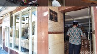 Wisma New Barbara salah satu wisma terbesar di Gang Dolly pada 10 tahun lalu (foto atas) yang kini telah diubah oleh Pemkot Surabaya menjadi sentra industri sepatu. Foto: (Google Street View-Rifki Afifan Pridiasto).