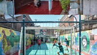 Foto salah satu wisma di Gang Dolly 10 tahun lalu (foto atas) dan kini telah rombak menjadi lapangan futsal setelah dibeli oleh Pemkot Surabaya. Foto: (Google Street View-Rifki Afifan Pridiasto).