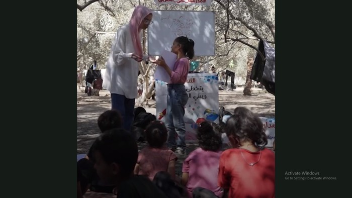 Potret Noor Nassar saat mengajar di School Withour Borders atau Sekolah Keliling yang ia dirikan