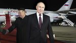 Potret Putin Tiba di Korut, Disambut Hangat Kim Jong Un