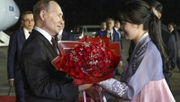 Presiden Rusia Vladimir Putin, kiri, disambut setibanya di kedatangannya untuk bertemu dengan pemimpin Korea Utara Kim Jong Un di Bandara Internasional Pyongyang Sunan, Korea Utara, Rabu (19/6/2024) dini hari. (Gavriil Grigorov, Sputnik, Kremlin Pool Photo via AP)