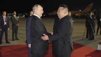Tidak hanya itu, Kim Jong Un dan Putin juga disebut saling berpelukan saat bertemu dan berbicara di dekat pesawat yang membawa Presiden Rusia itu. (AP Photo/KCNA)